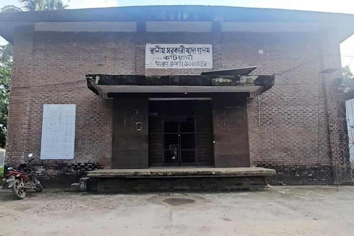 পূজামণ্ডপের বরাদ্দকৃত চাল নিয়ে চালবাজি