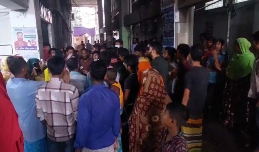 পোশাকশ্রমিকদের মহাসড়ক অবরোধ 1757565375 গাজীপুরে চলছে পোশাক শ্রমিকদের অবরোধ