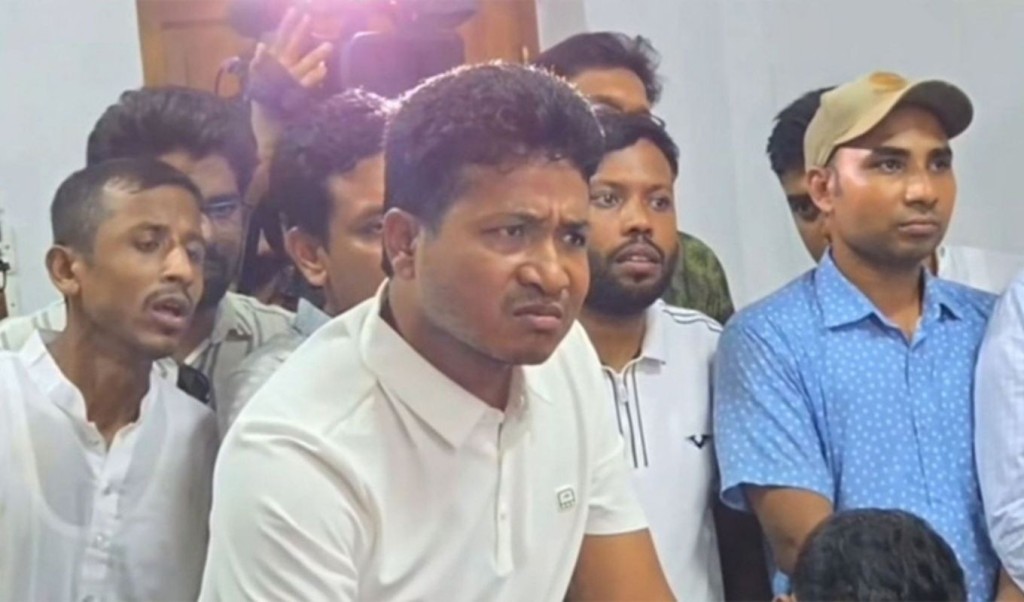 প্রকাশ্যে টেবিল চাপড়ে উপাচার্যকে ধমকালেন ঢাবি ছাত্রদল সভাপতি গণেশ 4 প্রকাশ্যে টেবিল চাপড়ে উপাচার্যকে ধমকালেন ঢাবি ছাত্রদল সভাপতি গণেশ 1757425740 প্রকাশ্যে টেবিল চাপড়ে উপাচার্যকে ধমকালেন ঢাবি ছাত্রদল সভাপতি গণেশ