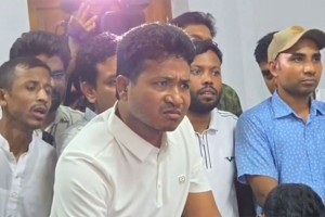 প্রকাশ্যে টেবিল চাপড়ে উপাচার্যকে ধমকালেন ঢাবি ছাত্রদল সভাপতি গণেশ