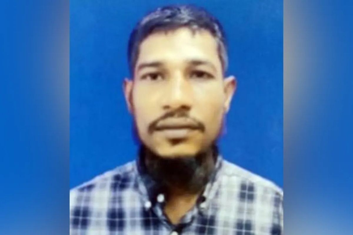 প্রকাশ্যে রাস্তায় নিজের গায়ে পেট্রল ঢেলে আগুন দিলেন রিকশাচালক