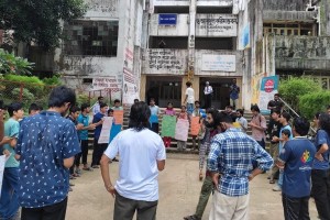 প্রক্টোরিয়াল বডির পদত্যাগসহ ৭ দফা দাবিতে উত্তাল চবি