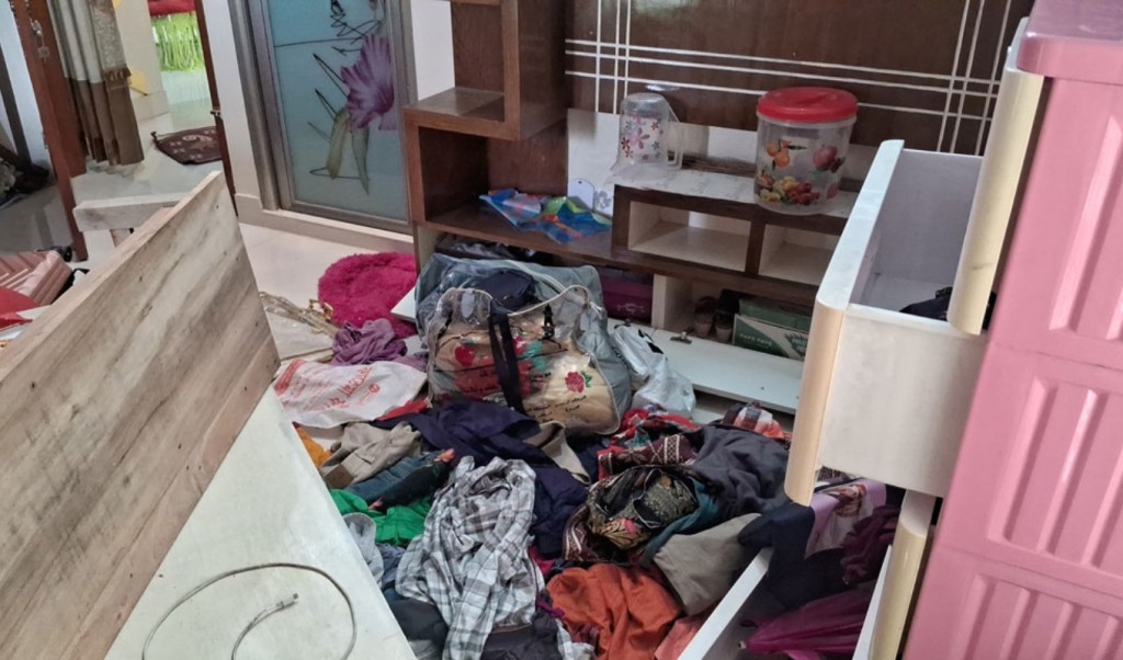 প্রবাসীর বাড়িতে ডাকাতি: টাকা-স্বর্ণ লুটের পর মোবাইল ফিরিয়ে দিল ডাকাতেরা 3 প্রবাসীর বাড়িতে ডাকাতি টাকা স্বর্ণ লুটের পর মোবাইল ফিরিয়ে দিল ডাকাতেরা 1756991219 প্রবাসীর বাড়িতে ডাকাতি: টাকা-স্বর্ণ লুটের পর মোবাইল ফিরিয়ে দিল ডাকাতেরা