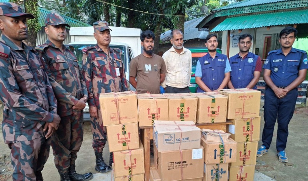প্রায় ৪ লাখ টাকার ওষুধসহ তিন পাচারকারী আটক 4 প্রায় ৪ লাখ টাকার ওষুধসহ তিন পাচারকারী আটক 1759221638 প্রায় ৪ লাখ টাকার ওষুধসহ তিন পাচারকারী আটক