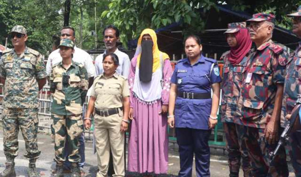 প্রেমের টানে বাংলাদেশে আসা সেই তরুণী পতাকা বৈঠকে ফিরল ভারতে 3 প্রেমের টানে বাংলাদেশে আসা ভারতীয় তরুণী ফিরলেন নিজ দেশে 1757766133 প্রেমের টানে বাংলাদেশে আসা সেই তরুণী পতাকা বৈঠকে ফিরল ভারতে
