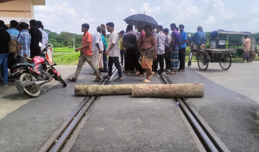 ফরিদপুরে গাছের গুঁড়ি ফেলে রেলপথ অবরোধ 3 ফরিদপুরে গাছের গুঁড়ি ফেলে রেলপথ অবরোধ 1757596639 ফরিদপুরে গাছের গুঁড়ি ফেলে রেলপথ অবরোধ