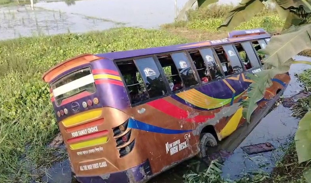 ফরিদপুরে বাস খাদে পড়ে ১০ যাত্রী আহত 4 ফরিদপুরে যাত্রীবাহী বাস খাদে 1758803012 ফরিদপুরে বাস খাদে পড়ে ১০ যাত্রী আহত