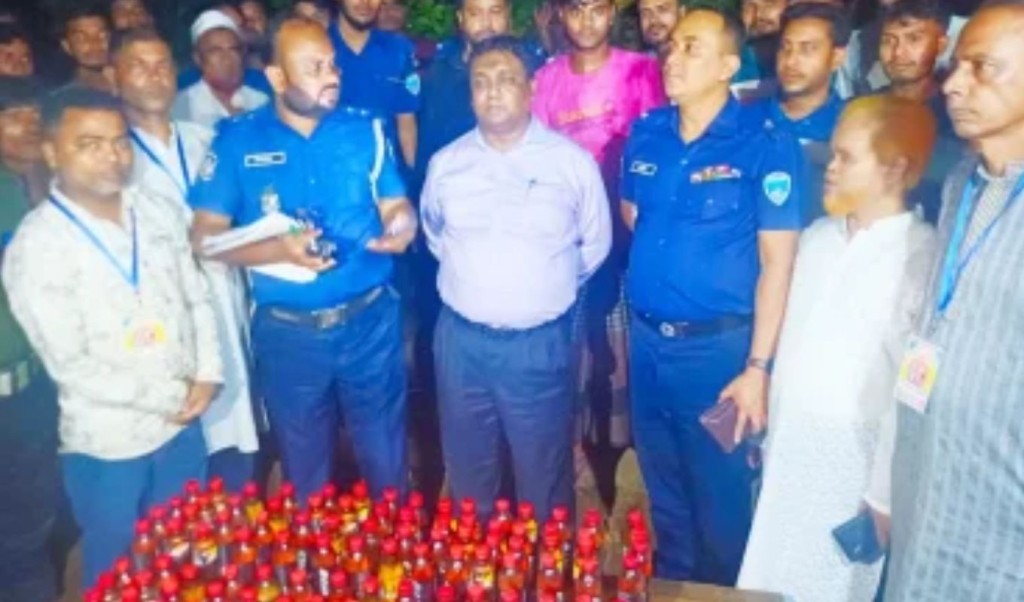 ফার্নিচারের দোকান থেকে ১২০ বোতল মদ উদ্ধার 3 ফার্নিচারের দোকানে থেকে ১২০ বোতল মদ উদ্ধার 1759211417 ফার্নিচারের দোকান থেকে ১২০ বোতল মদ উদ্ধার