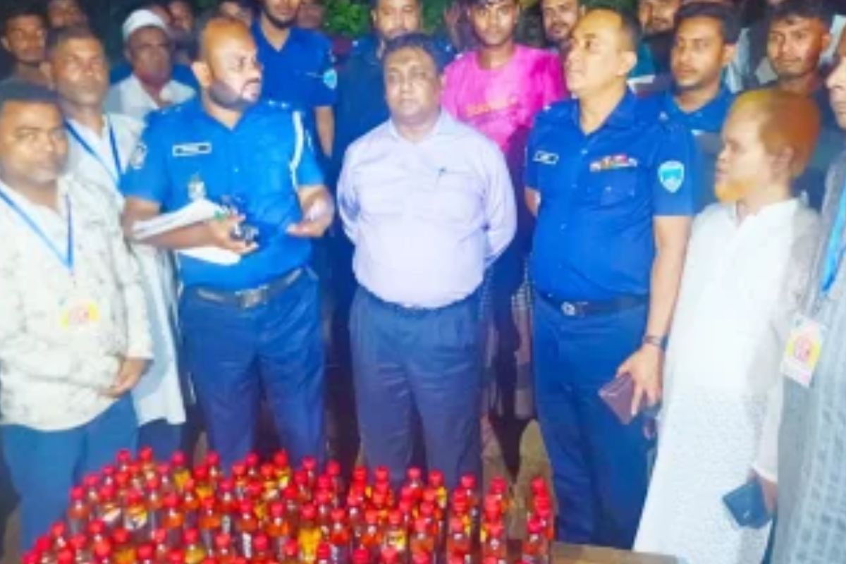 ফার্নিচারের দোকান থেকে ১২০ বোতল মদ উদ্ধার