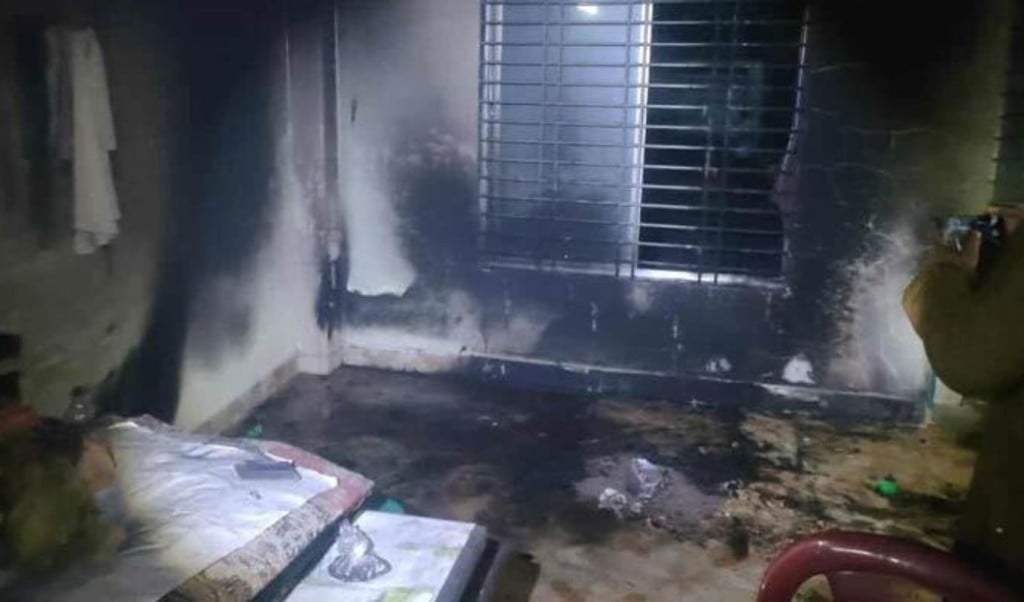 ফেনীতে আ.লীগ নেতার বাড়িতে অগ্নিসংযোগ 1757138022 ফেনীতে আ.লীগ নেতার বাড়িতে অগ্নিসংযোগ