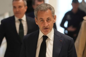 ফ্রান্সের সাবেক প্রেসিডেন্টকে পাঁচ বছরের কারাদণ্ড