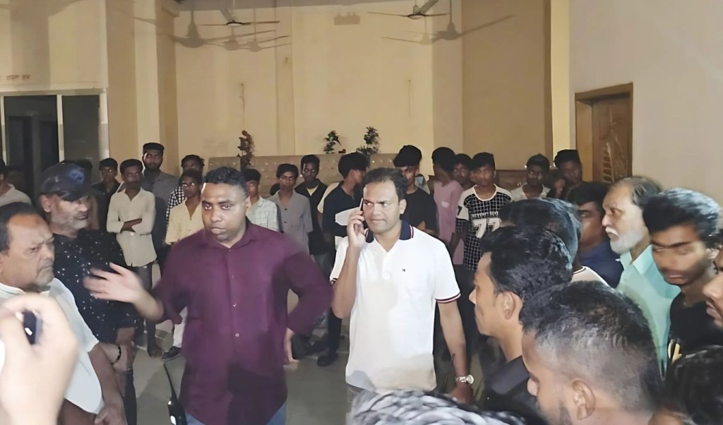 বন্ধুর পার্টিতে গিয়ে ৩৯ কিশোর আটক 3 বন্ধুর পার্টিতে গিয়ে ছাত্রলীগ সন্দেহে ৩৯ কিশোর আটক 1757565278 বন্ধুর পার্টিতে গিয়ে ৩৯ কিশোর আটক
