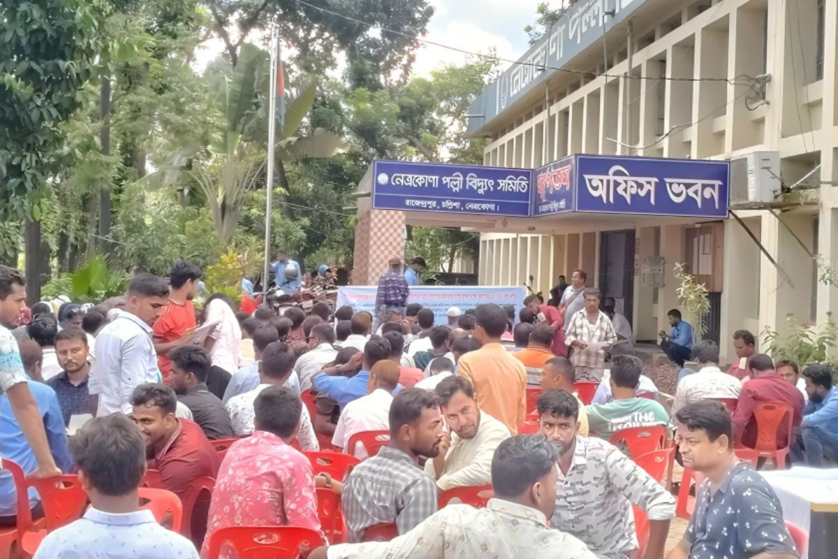 বরখাস্তের প্রতিবাদে কর্মস্থল ত্যাগ করলেন পল্লী বিদ্যুতের ৮০৯ কর্মচারী