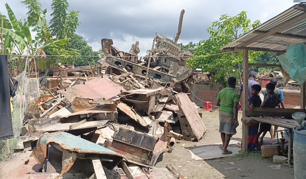বরিশালে মাটির ৭০ হাত নিচ থেকে ৩৩ বছর আগের জাহাজ উদ্ধার 3 বরিশালে মাটির ৭০ হাত নিচ থেকে ৩৩ বছর আগের জাহাজ উদ্ধার 1757073290 বরিশালে মাটির ৭০ হাত নিচ থেকে ৩৩ বছর আগের জাহাজ উদ্ধার