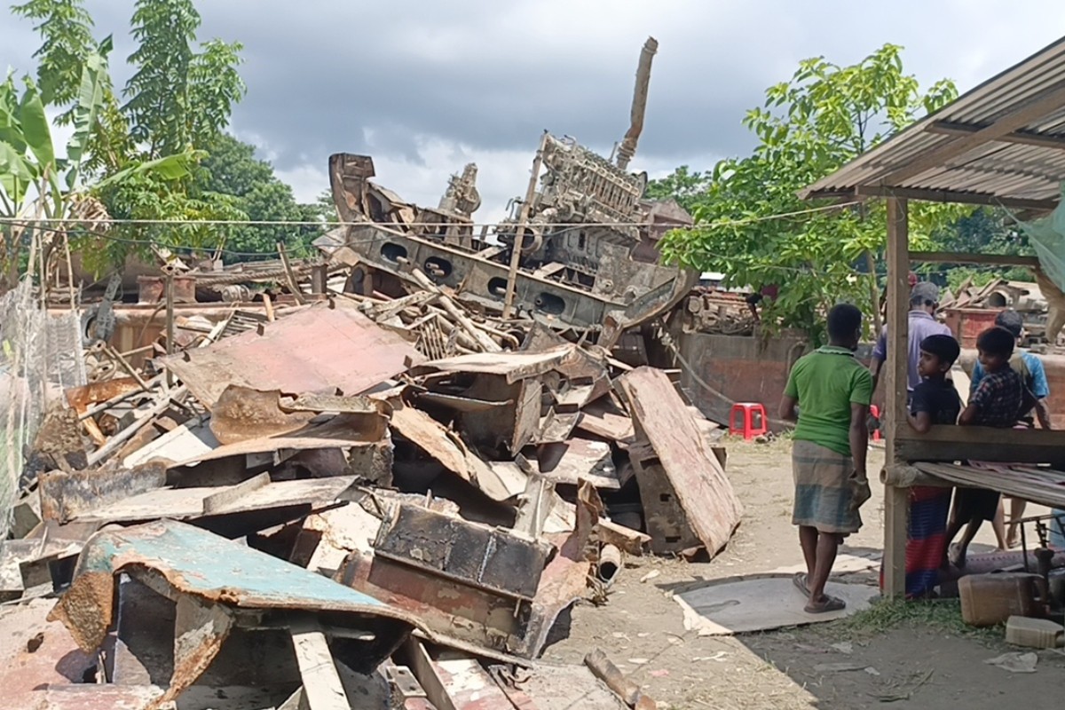 বরিশালে মাটির ৭০ হাত নিচ থেকে ৩৩ বছর আগের জাহাজ উদ্ধার
