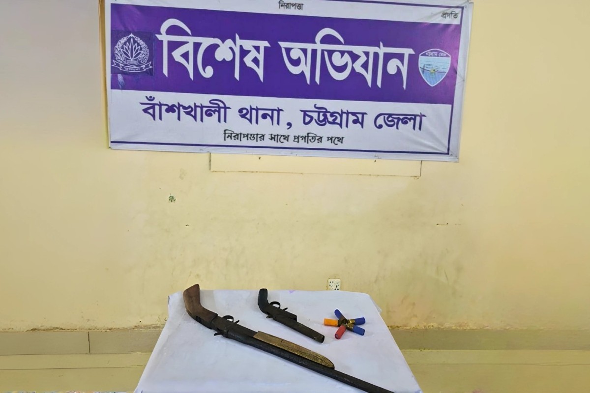 বাঁশখালীতে দেশীয় অস্ত্র ও কার্তুজ উদ্ধার