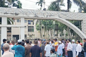 বাগেরহাটে অফিস ও আদালত অবরুদ্ধ