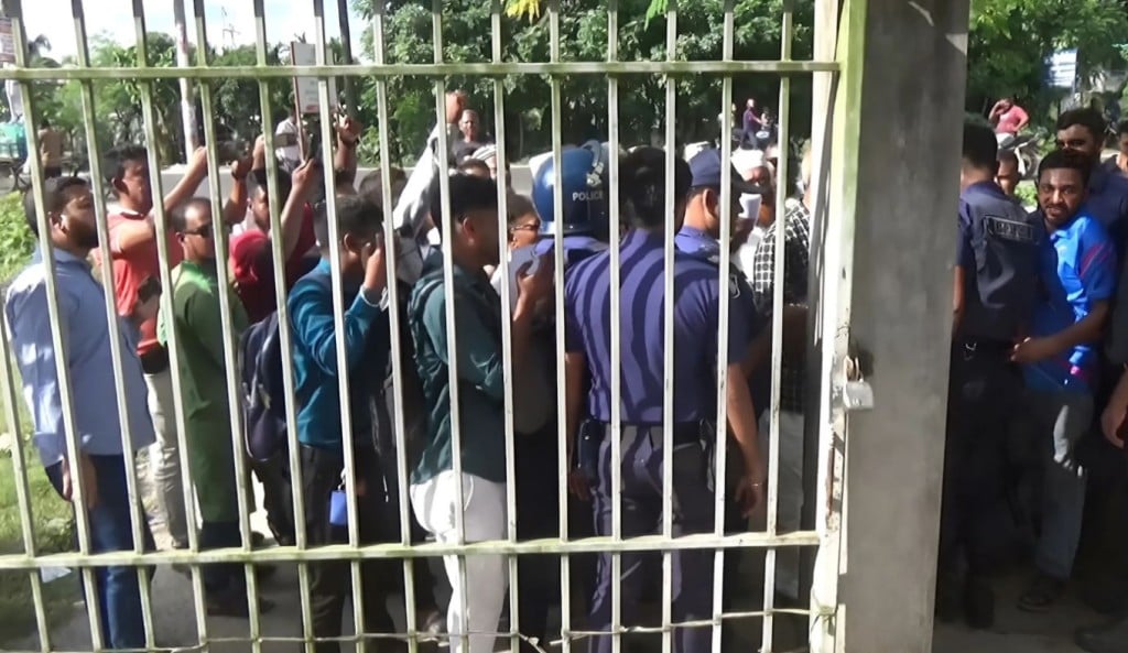 বাগেরহাটে হরতাল নির্বাচন অফিসে তালা 1757306658 বাগেরহাটে চার সংসদীয় আসন বহাল রাখার দাবিতে হরতাল, নির্বাচন অফিসে তালা