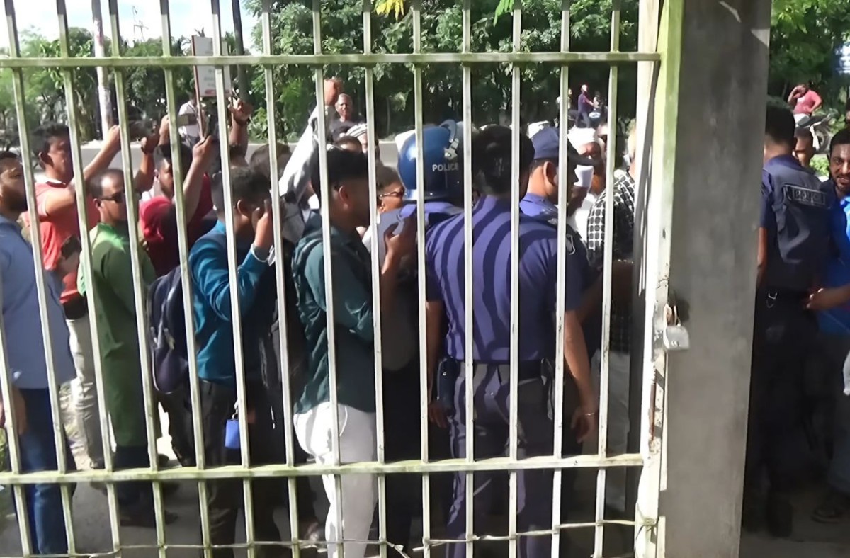 বাগেরহাটে চার সংসদীয় আসন বহাল রাখার দাবিতে হরতাল, নির্বাচন অফিসে তালা