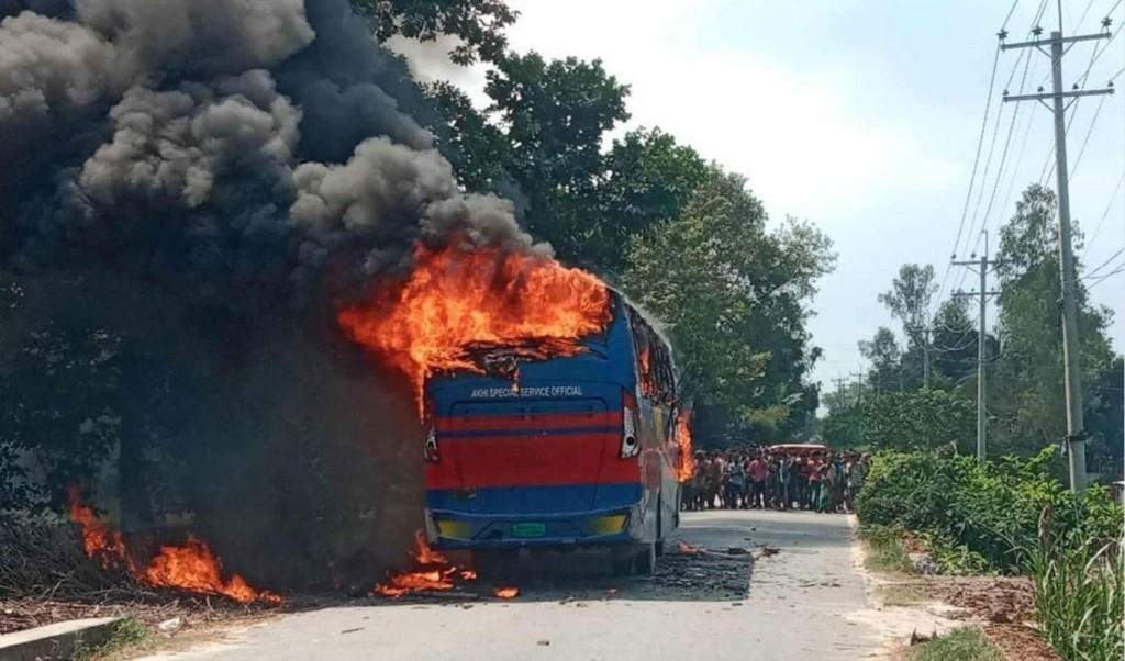 বাসচাপায় কিশোর নিহত, জনতার আগুনে পুড়ল বাস 4 বাসচাপায় কিশোর নিহত জনতার আগুনে পুড়ল বাস 1759145148 বাসচাপায় কিশোর নিহত, জনতার আগুনে পুড়ল বাস