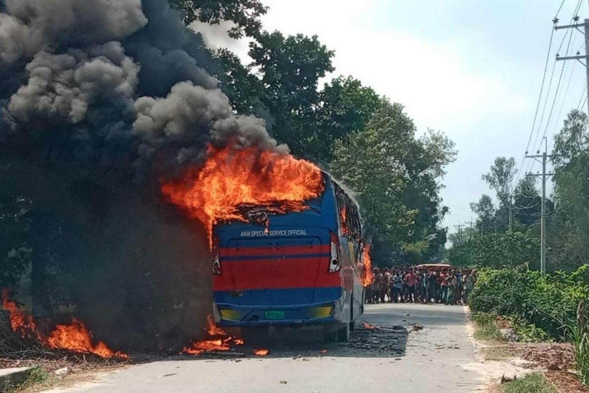 বাসচাপায় কিশোর নিহত, জনতার আগুনে পুড়ল বাস