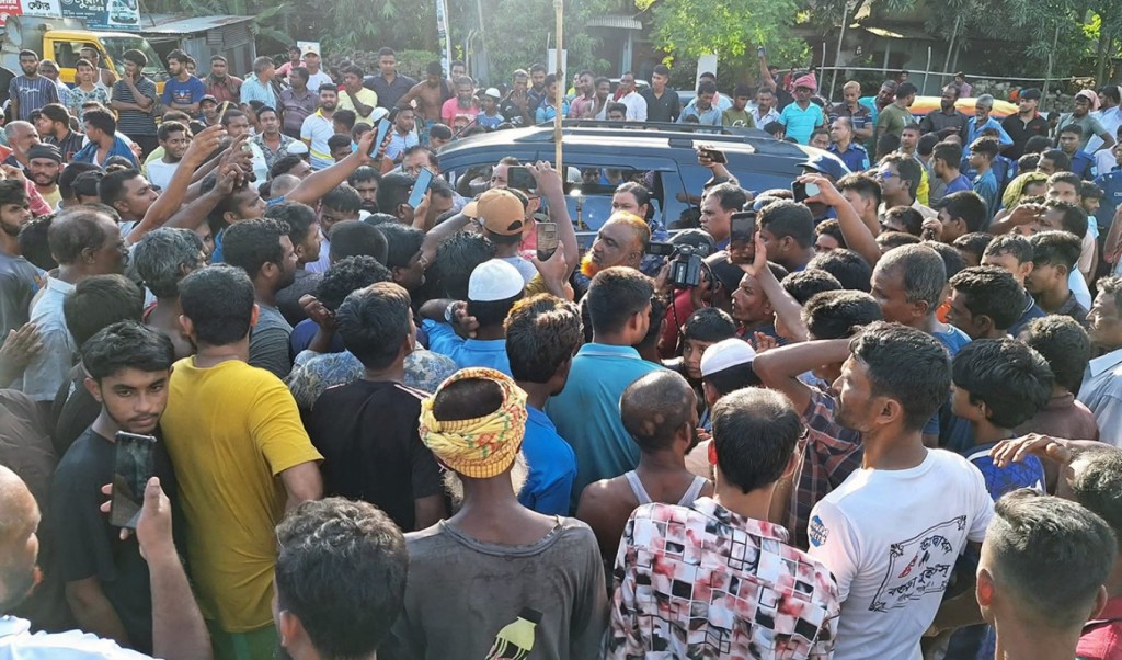 বাসচাপায় নারী নিহত, তিন ঘণ্টা মহাসড়ক অবরোধ 3 বাসচাপায় নারী নিহত তিন ঘণ্টা মহাসড়ক অবরোধ 1756731539 বাসচাপায় নারী নিহত, তিন ঘণ্টা মহাসড়ক অবরোধ