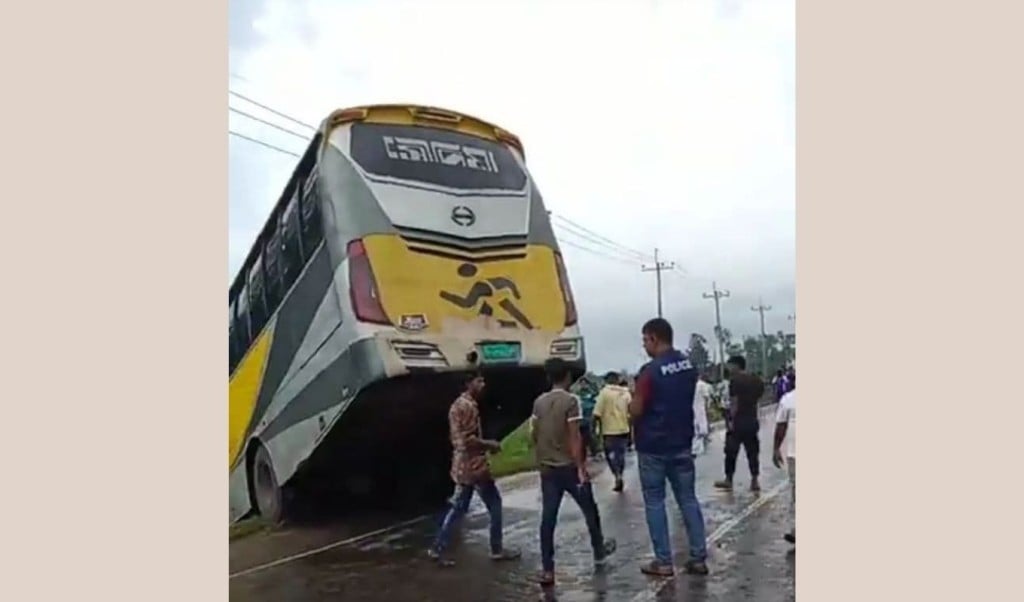 বাসচাপায় প্রাণ গেল মা 1758094305 বাসচাপায় প্রাণ গেল মা-ছেলের