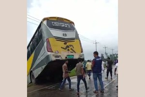 বাসচাপায় প্রাণ গেল মা-ছেলের