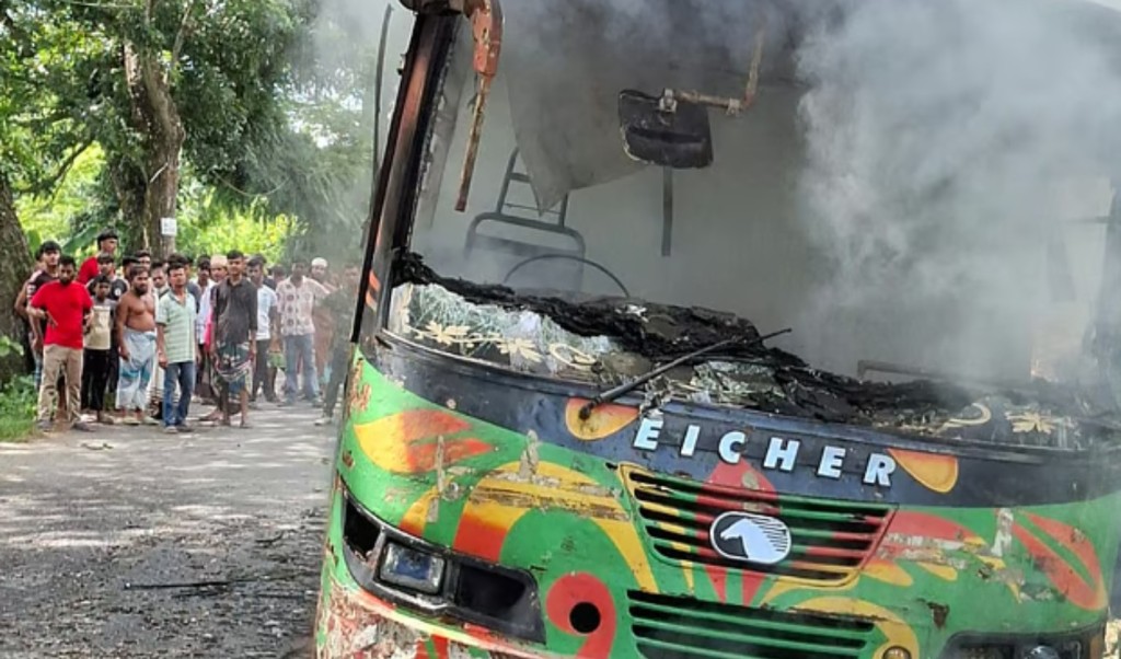 বাসচাপায় শিশুশিক্ষার্থী নিহত, বাসে আগুন 6 বাসচাপায় শিশুশিক্ষার্থী নিহত বাসে আগুন 1758717793 বাসচাপায় শিশুশিক্ষার্থী নিহত, বাসে আগুন