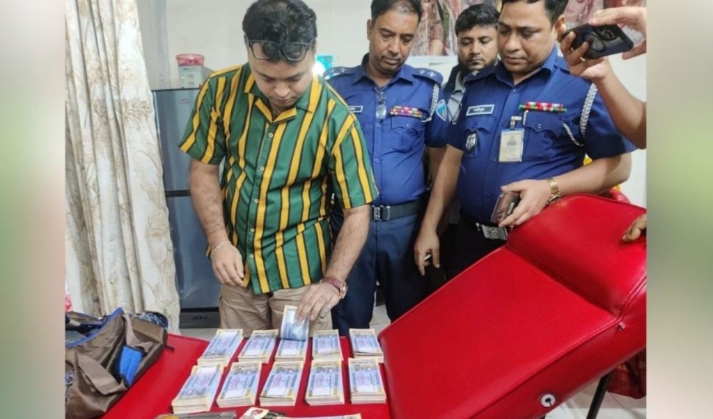 বিউটি পার্লার থেকে ১০ লাখ টাকার জাল নোট ও পিস্তল উদ্ধার 4 বিউটি পার্লার থেকে ১০ লাখ টাকার জাল নোট ও পিস্তল উদ্ধার 1758464974 বিউটি পার্লার থেকে ১০ লাখ টাকার জাল নোট ও পিস্তল উদ্ধার