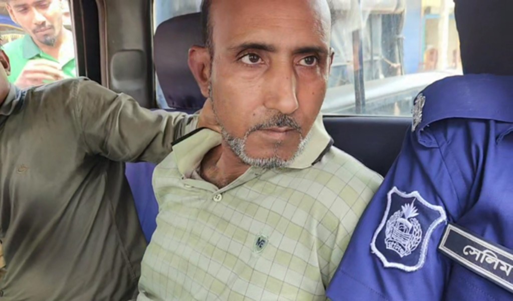 বিকাশকর্মীকে অপহরণ, ভুয়া পুলিশকে ধরল এলাকাবাসী 4 বিকাশকর্মীকে অপহরণ ভুয়া পুলিশকে ধরল এলাকাবাসী 1756982592 বিকাশকর্মীকে অপহরণ, ভুয়া পুলিশকে ধরল এলাকাবাসী
