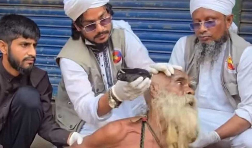 বৃদ্ধের চুল-দাড়ি কাটার ঘটনায় মামলা 3 বৃদ্ধের চুল দাড়ি কাটার ঘটনায় মামলা 1758967697 বৃদ্ধের চুল-দাড়ি কাটার ঘটনায় মামলা