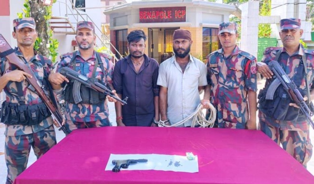 বেনাপোলে ভারতীয় কাঁচামরিচবাহী ট্রাকে পিস্তল-গুলি উদ্ধার 4 বেনাপোলে ভারতীয় কাঁচামরিচবাহী ট্রাকে পিস্তল গুলি উদ্ধার 1757244035 বেনাপোলে ভারতীয় কাঁচামরিচবাহী ট্রাকে পিস্তল-গুলি উদ্ধার