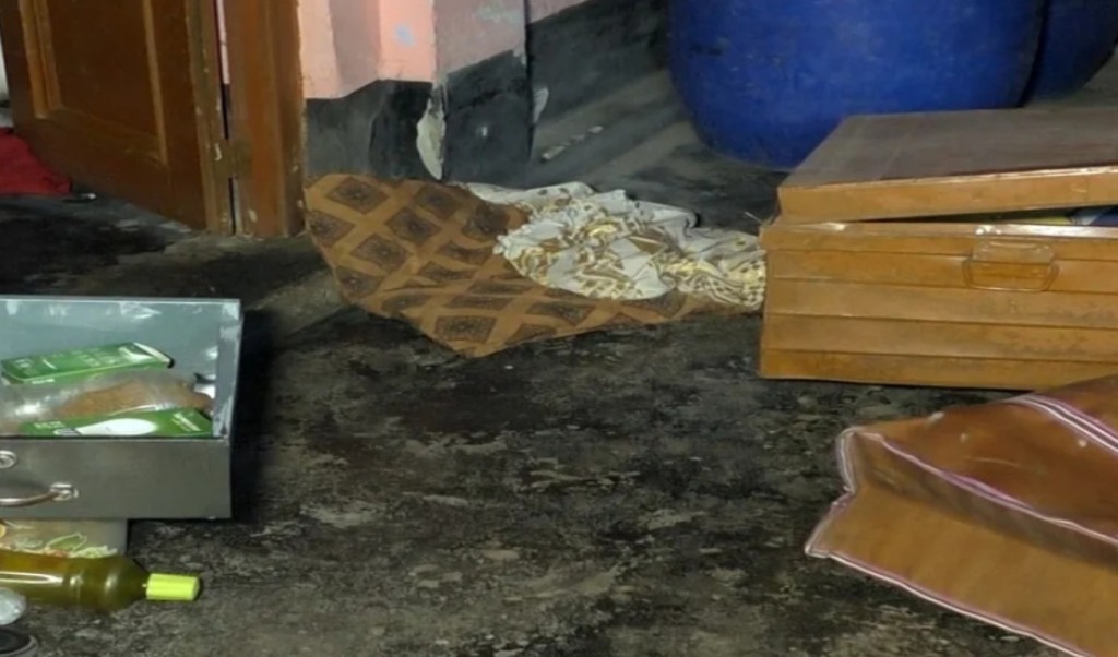 ব্যবসায়ীর বাড়িতে ডাকাতি, টাকা ও স্বর্ণালংকার লুট 4 ব্যবসায়ীর বাড়িতে ডাকাতি টাকা ও স্বর্ণালংকার লুট 1758891301 ব্যবসায়ীর বাড়িতে ডাকাতি, টাকা ও স্বর্ণালংকার লুট