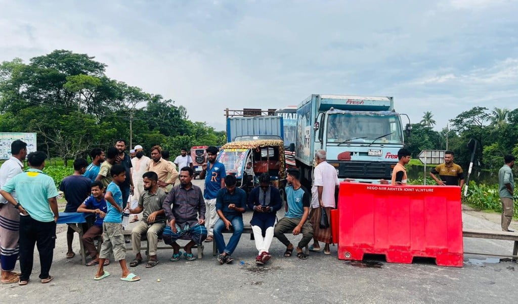 ব্রাহ্মণবাড়িয়ায় আসন বিন্যাসের প্রতিবাদে ঢাকা সিলেট মহাসড়ক অবরোধ 1757228973 ব্রাহ্মণবাড়িয়ায় আসন বিন্যাসের প্রতিবাদে ঢাকা-সিলেট মহাসড়ক অবরোধ