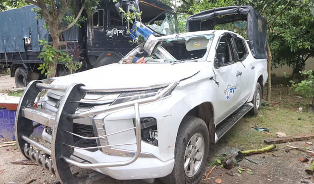 ভাঙ্গায় জনতার ধাওয়া খেয়ে মসজিদে আশ্রয় নিল পুলিশ 3 ভাঙ্গায় জনতার ধাওয়া খেয়ে মসজিদে আশ্রয় নিল পুলিশ 1757933394 ভাঙ্গায় জনতার ধাওয়া খেয়ে মসজিদে আশ্রয় নিল পুলিশ