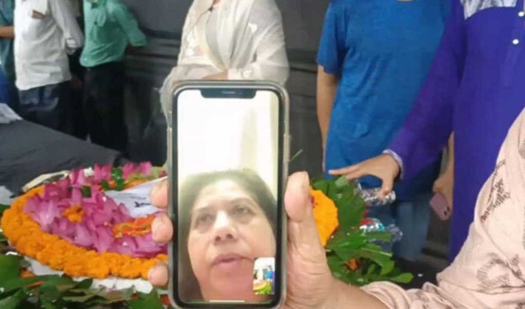 ভিডিওকলে ফরিদা পারভীনকে শ্রদ্ধা জানালেন রুনা লায়লা 4 ভিডিওকলে ফরিদা পারভীনকে শ্রদ্ধা জানালেন রুনা লায়লা 1757851297 ভিডিওকলে ফরিদা পারভীনকে শ্রদ্ধা জানালেন রুনা লায়লা