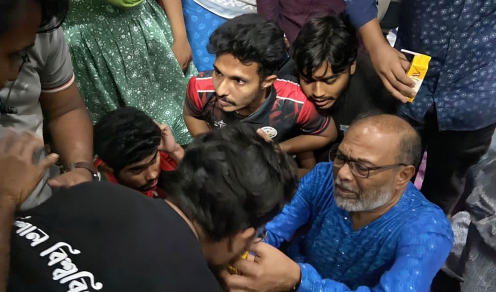 ভিসির হাতে জুস পান করে অনশন ভাঙলেন শিক্ষার্থীরা 1757138723 ভিসির হাতে জুস পান করে অনশন ভাঙলেন শিক্ষার্থীরা