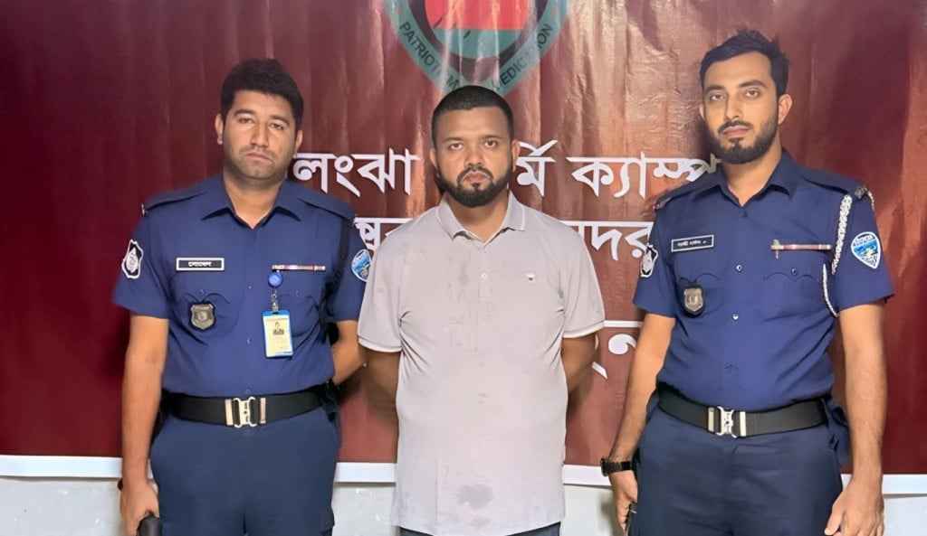 ভুয়া মেজর পরিচয়ে প্রতারণার অভিযোগে যুবক আটক 1758788498 ভুয়া মেজর পরিচয়ে প্রতারণার অভিযোগে যুবক আটক
