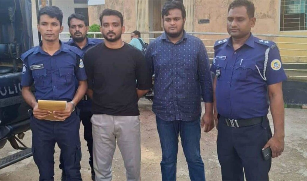 ভোলায় দুই চাঁদাবাজ সমন্বয়ক গ্রেপ্তার 1758174497 ভোলায় দুই চাঁদাবাজ সমন্বয়ক গ্রেপ্তার, নগদ টাকা উদ্ধার