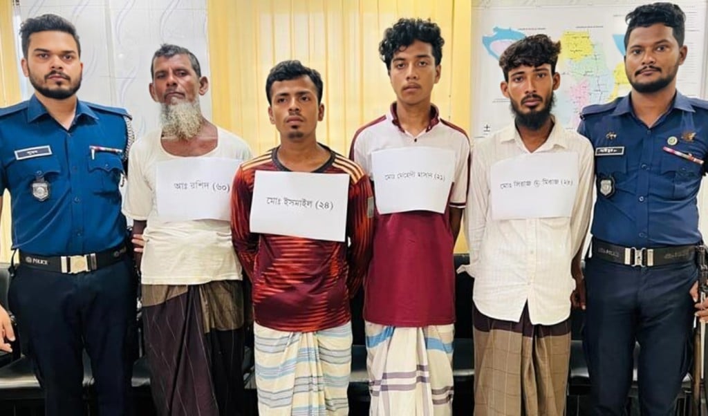 ভোলায় নারীর চুল কেটে গলায় জুতার মালা পড়িয়ে লাঞ্ছিত আটক ৪ 1757309534 ভোলায় নারীর চুল কেটে গলায় জুতার মালা পড়িয়ে লাঞ্ছিত, আটক ৪