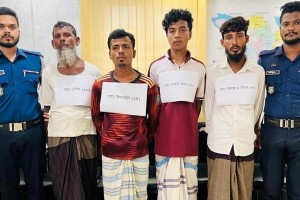 ভোলায় নারীর চুল কেটে গলায় জুতার মালা পড়িয়ে লাঞ্ছিত, আটক ৪