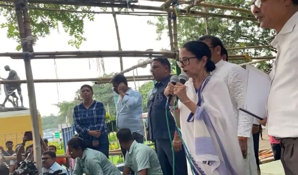 মঞ্চ ভাঙা নিয়ে সেনার বিরুদ্ধে বিজেপিকে দায়ী করলেন মমতা 1756789316 মঞ্চ ভেঙে দিল সেনাবাহিনী : বিজেপিকে দায়ী করলেন মমতা