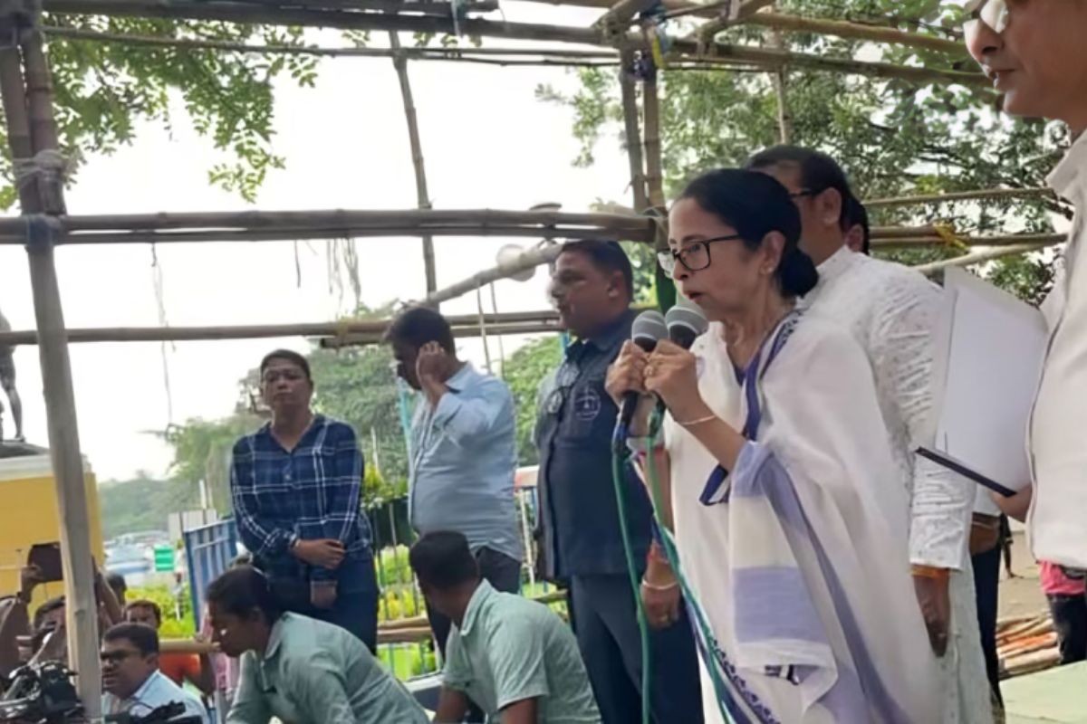 মঞ্চ ভেঙে দিল সেনাবাহিনী : বিজেপিকে দায়ী করলেন মমতা