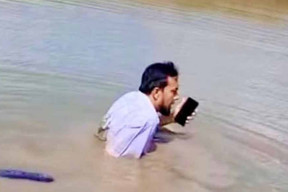 মব সন্ত্রাস সৃষ্টি করে সাংবাদিককে লাঞ্ছিতের অভিযোগ