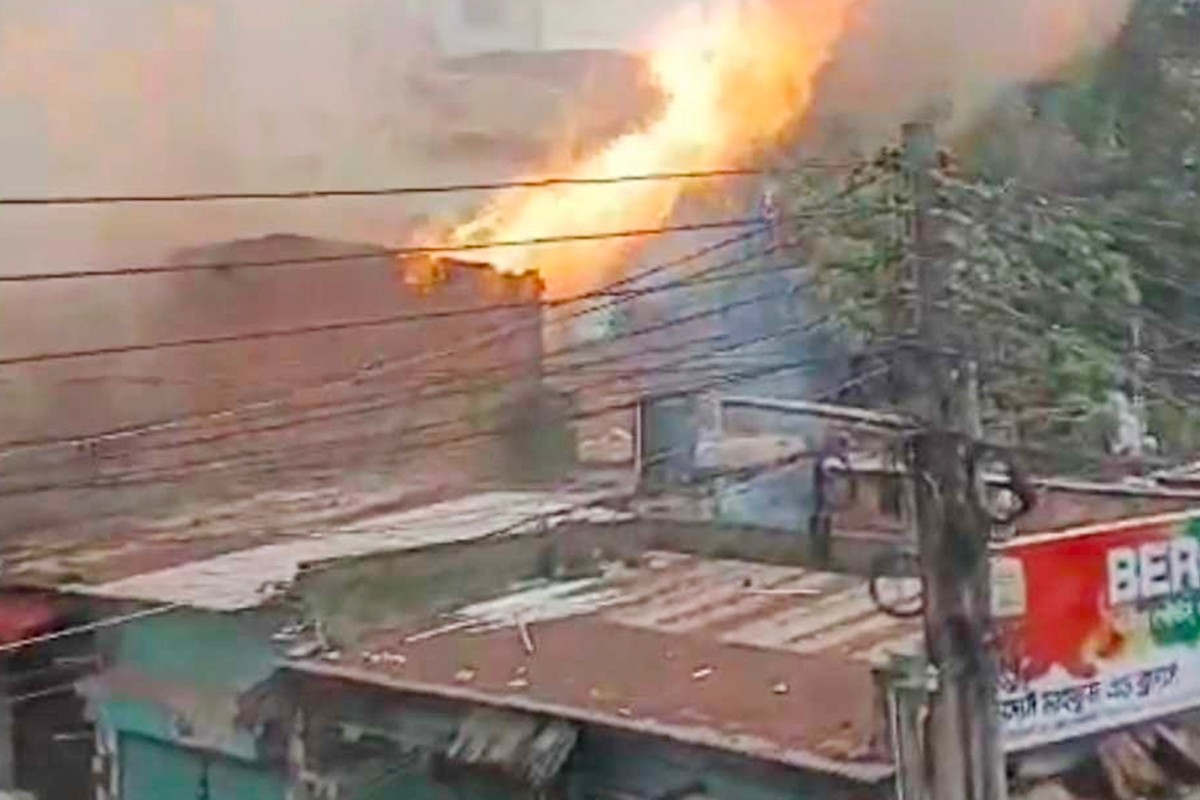 ময়মনসিংহে গ্যাস সিলিন্ডার বিস্ফোরণে হোটেলে ভয়াবহ অগ্নিকাণ্ড