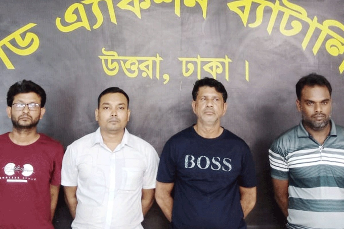 মাইক্রোবাসে আগ্নেয়াস্ত্র-গুলি উদ্ধার! গ্রেপ্তার ৪
