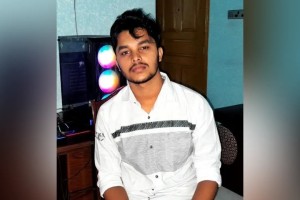 সন্তানের বুকে ছুরি বসালেন বাবা