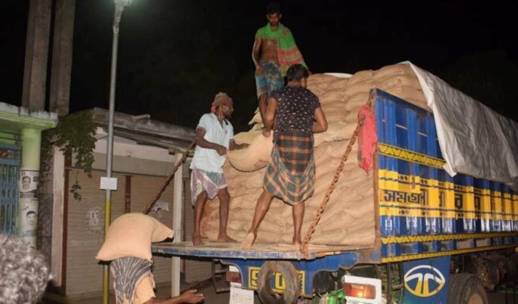 মাগুরায় টিসিবির ৭৮ টন চাল উদ্ধার 1758865571 টিসিবির ৭৮ টন চাল উদ্ধার