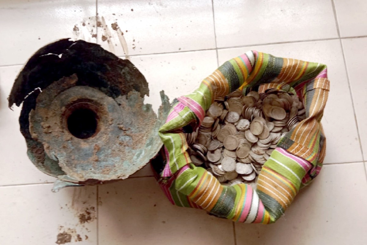 মাটি খুঁড়ে মিলল কলসিভর্তি প্রাচীন মুদ্রা